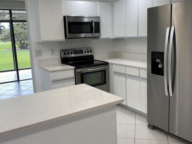 Дом в аренду по адресу 7714 La Mirada Drive - фото 6749229