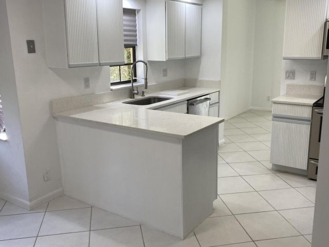 Дом в аренду по адресу 7714 La Mirada Drive - фото 6749230