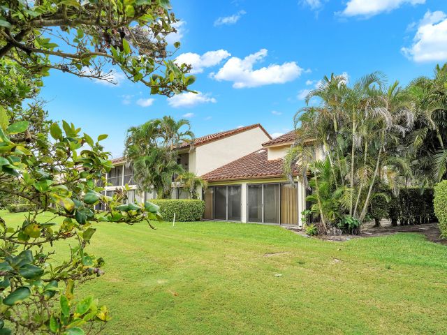 Дом в аренду по адресу 7714 La Mirada Drive - фото 6749232
