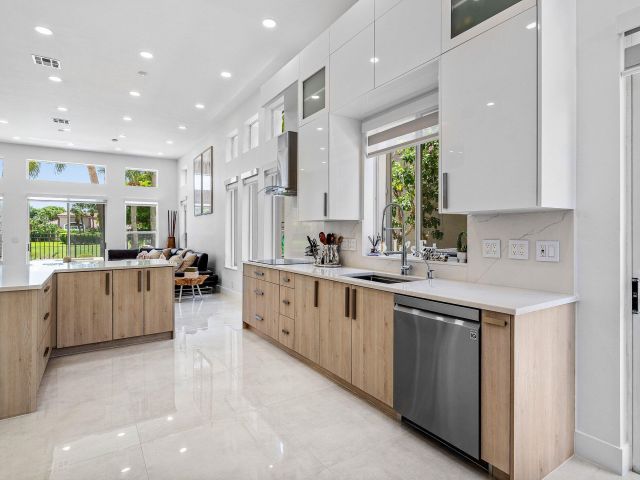 Продажа дома по адресу 6334 NW 24th Street - фото 6749109