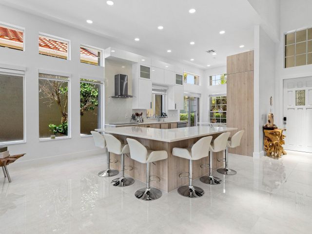 Продажа дома по адресу 6334 NW 24th Street - фото 6749112