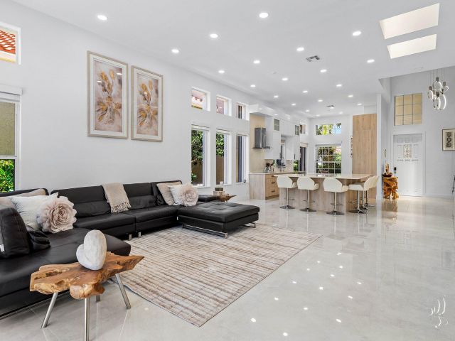 Продажа дома по адресу 6334 NW 24th Street - фото 6749113