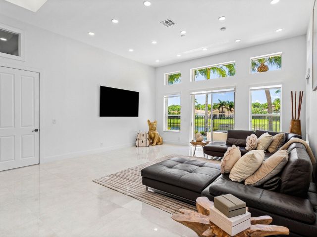 Продажа дома по адресу 6334 NW 24th Street - фото 6749114