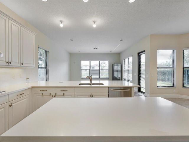 Дом в аренду по адресу 16794 Bridge Crossing Circle - фото 6739017