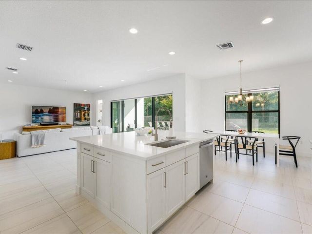 Дом в аренду по адресу 17496 Sparkling River Road - фото 6749152