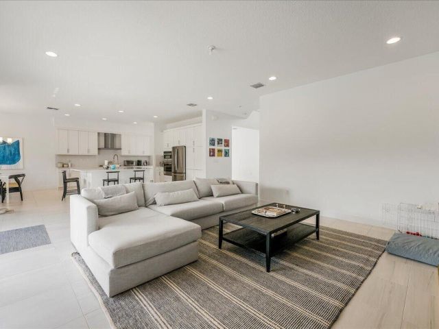 Дом в аренду по адресу 17496 Sparkling River Road - фото 6749153