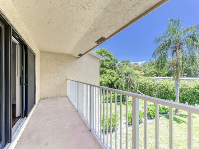 Дом в аренду по адресу 660 Coventry Street - фото 6749125