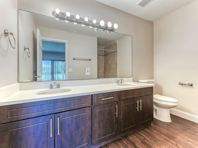 Дом в аренду по адресу 660 Coventry Street - фото 6749126