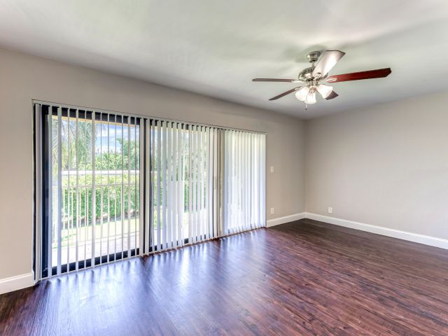 Дом в аренду по адресу 660 Coventry Street - фото 6749127