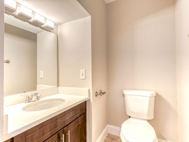 Дом в аренду по адресу 660 Coventry Street - фото 6749128