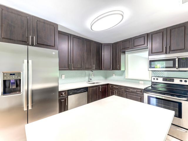 Дом в аренду по адресу 660 Coventry Street - фото 6749132