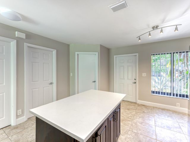 Дом в аренду по адресу 660 Coventry Street - фото 6749133