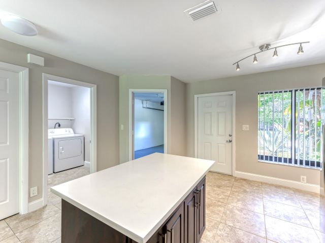 Дом в аренду по адресу 660 Coventry Street - фото 6749134