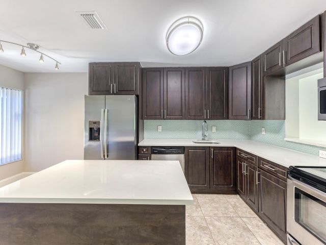 Дом в аренду по адресу 660 Coventry Street - фото 6749135