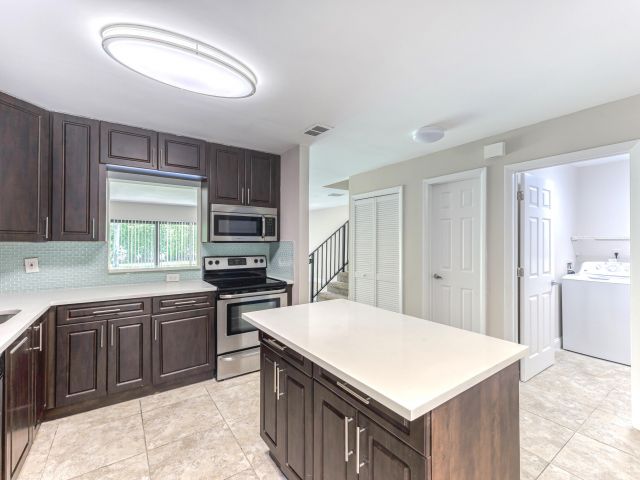 Дом в аренду по адресу 660 Coventry Street - фото 6749136