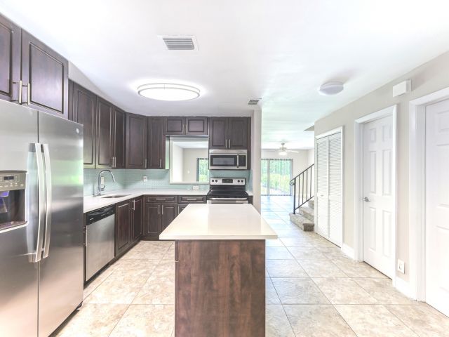 Дом в аренду по адресу 660 Coventry Street - фото 6749137