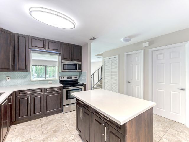 Дом в аренду по адресу 660 Coventry Street - фото 6749138