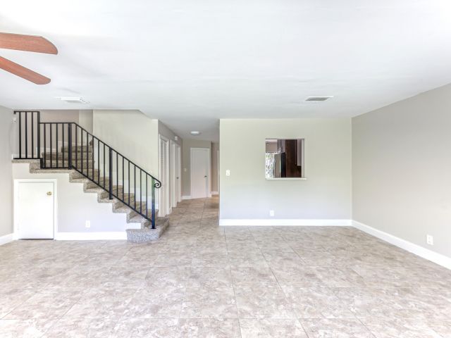 Дом в аренду по адресу 660 Coventry Street - фото 6749139