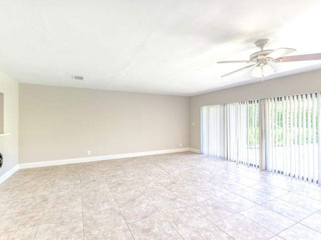 Дом в аренду по адресу 660 Coventry Street - фото 6749140