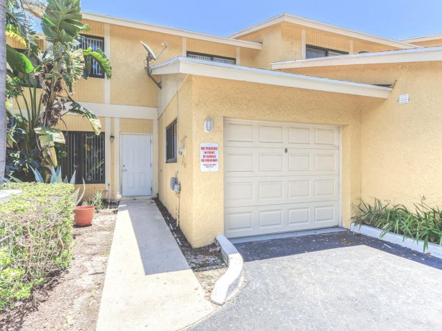 Дом в аренду по адресу 660 Coventry Street - фото 6749142