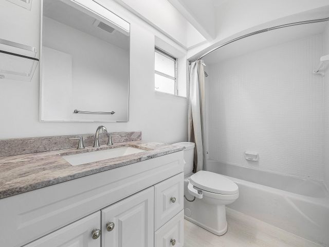 Продажа дома по адресу 262 NE 24th Court - фото 6766911