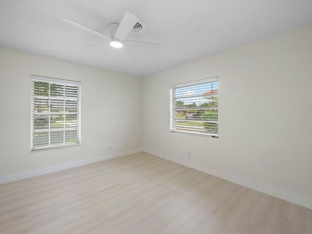 Продажа дома по адресу 262 NE 24th Court - фото 6766913