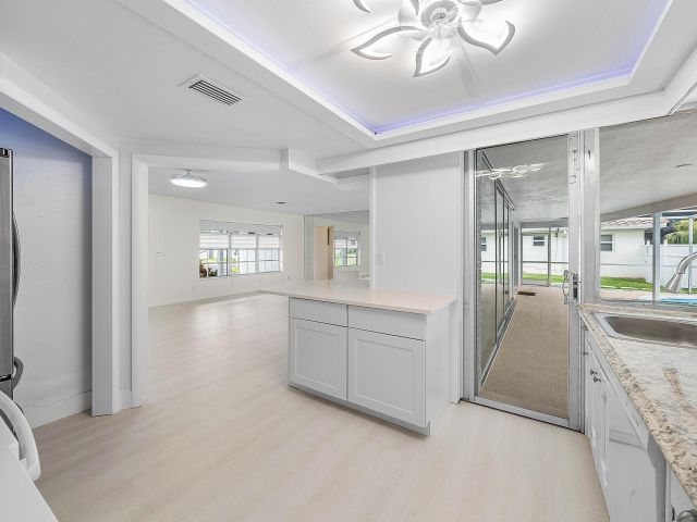 Продажа дома по адресу 262 NE 24th Court - фото 6766915