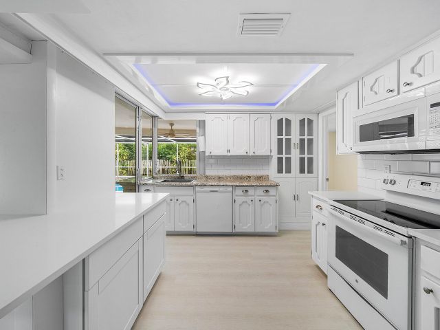 Продажа дома по адресу 262 NE 24th Court - фото 6766917