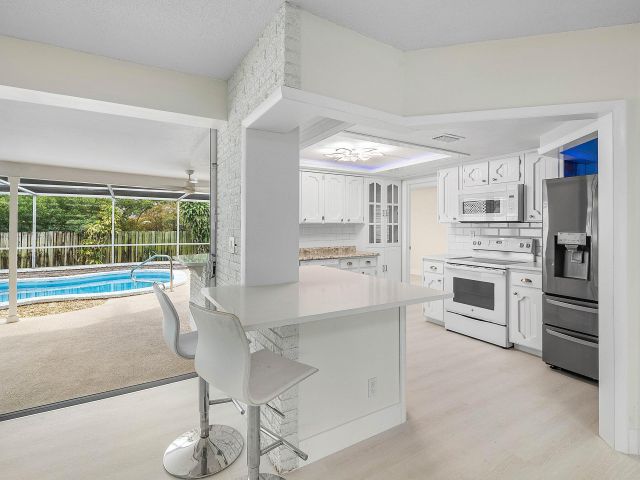 Продажа дома по адресу 262 NE 24th Court - фото 6766918