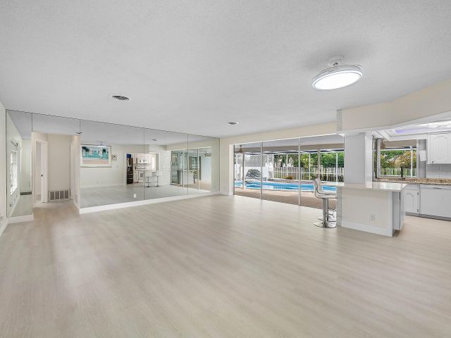 Продажа дома по адресу 262 NE 24th Court - фото 6766919