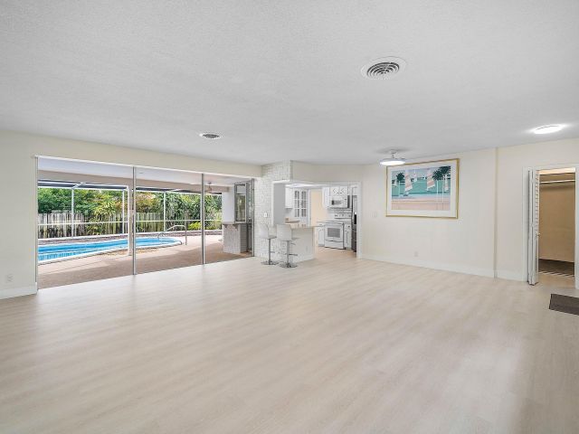 Продажа дома по адресу 262 NE 24th Court - фото 6766921