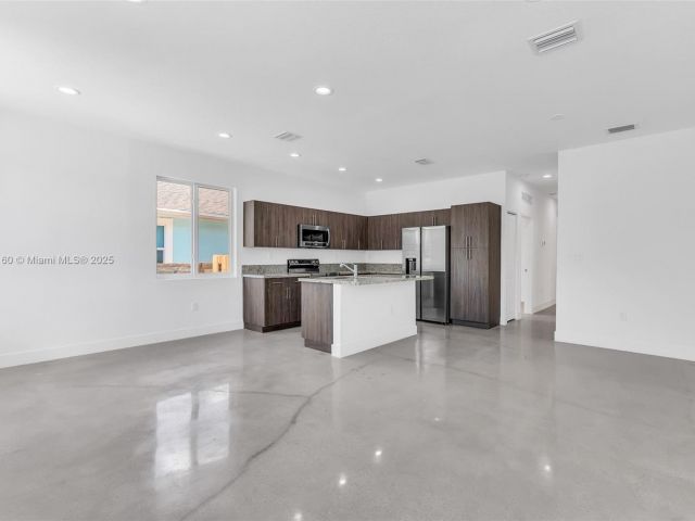 Дом в аренду по адресу 638 NW 15th Ave 0 - фото 7467429