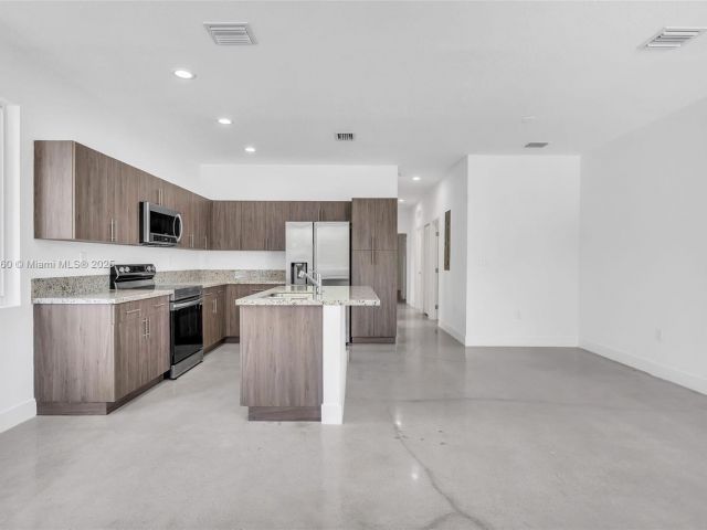 Дом в аренду по адресу 638 NW 15th Ave 0 - фото 7467430