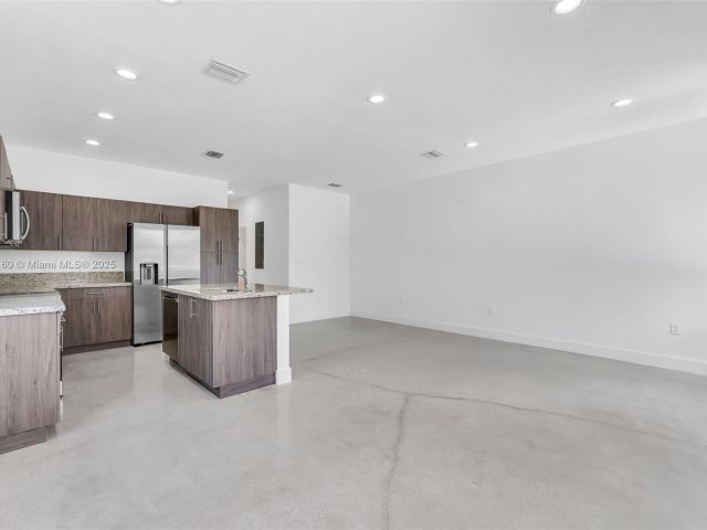 Дом в аренду по адресу 638 NW 15th Ave 0 - фото 7467431