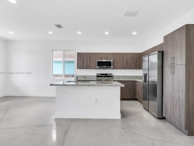 Дом в аренду по адресу 638 NW 15th Ave 0 - фото 7467432