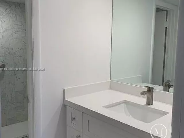 Дом в аренду по адресу 881 Ocean Dr TH11 - фото 6804039