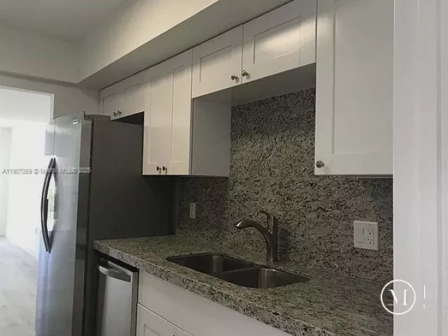 Дом в аренду по адресу 881 Ocean Dr TH11 - фото 6804042