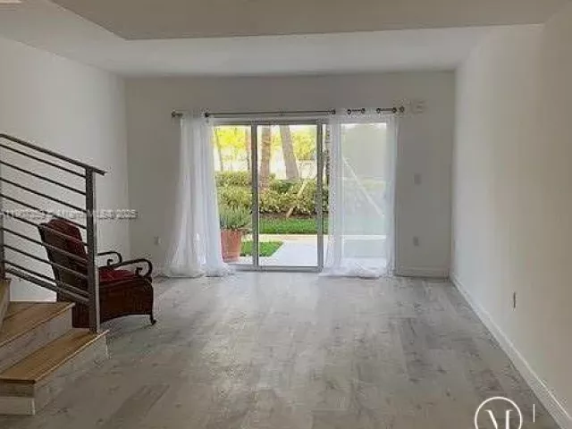 Дом в аренду по адресу 881 Ocean Dr TH11 - фото 6804045