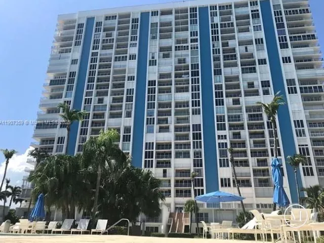 Дом в аренду по адресу 881 Ocean Dr TH11 - фото 6804046