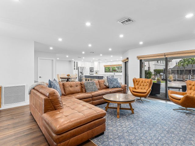 Продажа дома по адресу 1250 NE 27th Terrace - фото 6775778