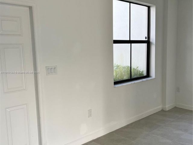 Дом в аренду по адресу 10030 SW 228th Ter - фото 7459337