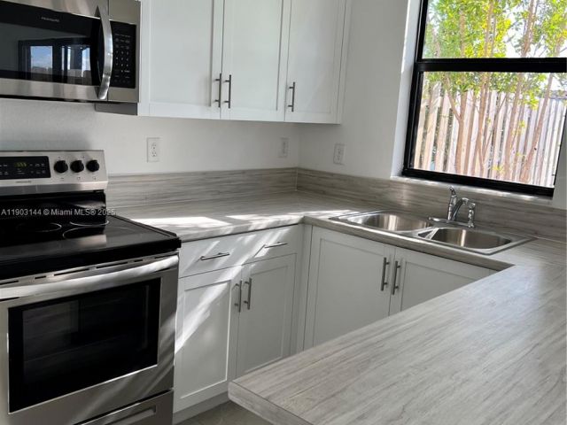 Дом в аренду по адресу 10030 SW 228th Ter - фото 7459344