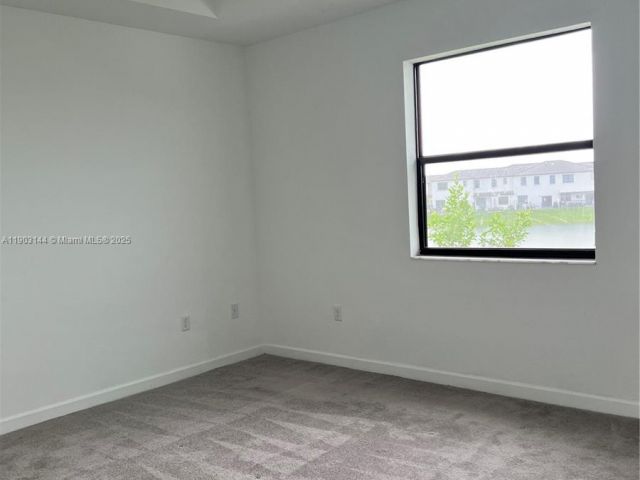 Дом в аренду по адресу 10030 SW 228th Ter - фото 7459349