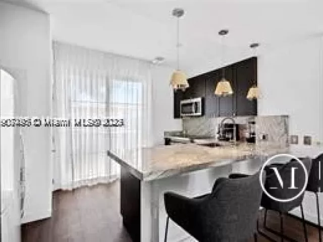Продажа дома по адресу 1600 Michigan Ave 7 - фото 9067762