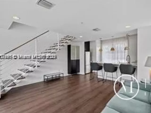 Продажа дома по адресу 1600 Michigan Ave 7 - фото 9067764
