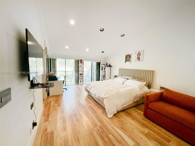 Продажа дома по адресу 20444 NE 34th Ct 12 - фото 6736700