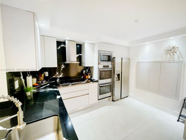 Продажа дома по адресу 20444 NE 34th Ct 12 - фото 6736707