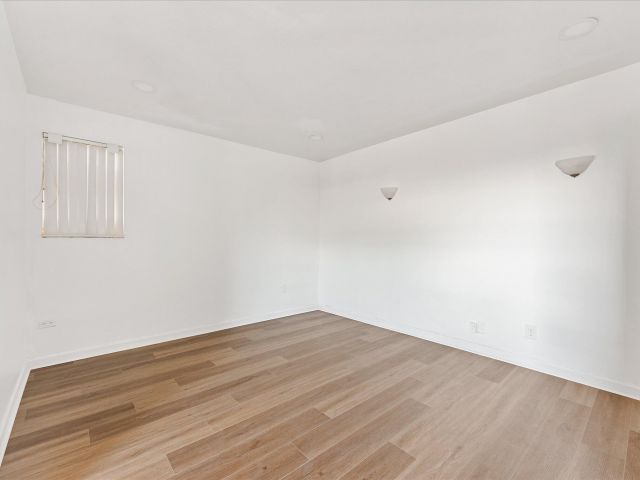 Продажа дома по адресу 6560 Hayes Street - фото 6750337