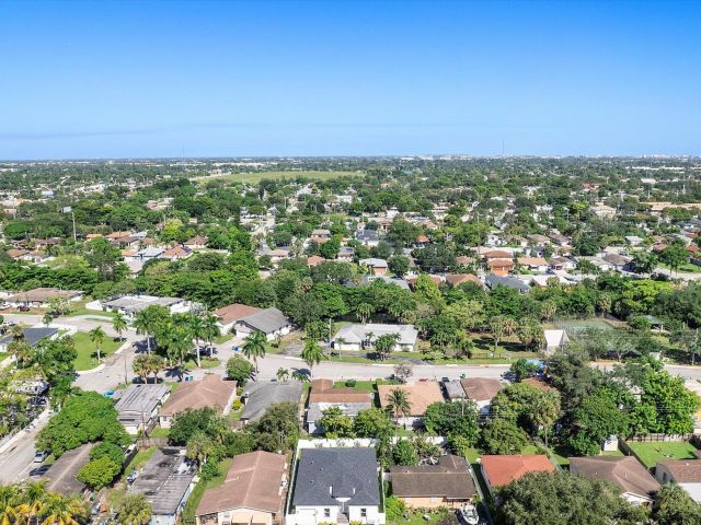 Продажа дома по адресу 2860 NW 8th Place - фото 6742735