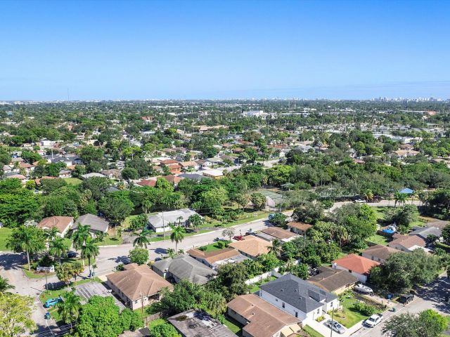 Продажа дома по адресу 2860 NW 8th Place - фото 6742737